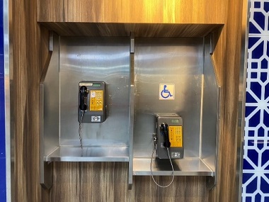 三樓安檢室旁公用電話